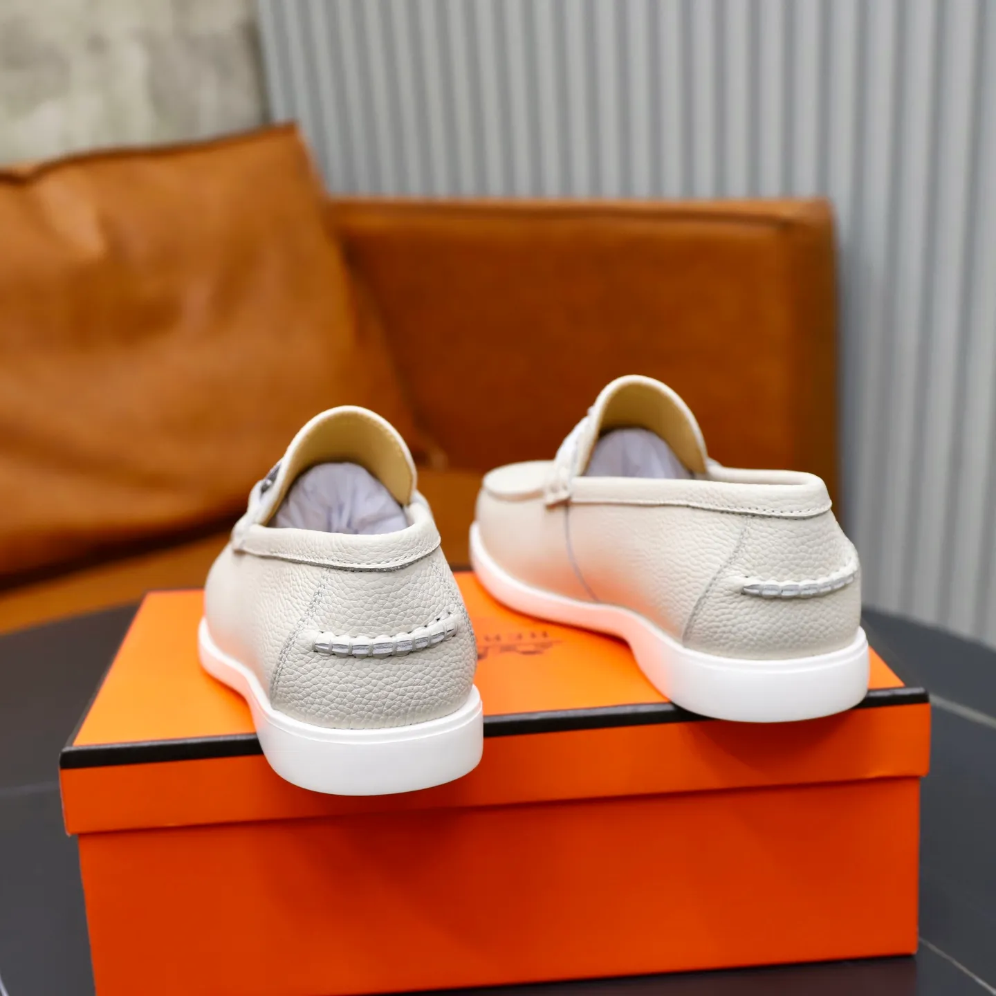 Ex-factory price: 560💰Hermès/Hermès slip-on men's shoes. This shoe is made of imported pebbled cowhide. It has simple and smooth lines and is combined with aerodynamically designed 3CM rubber foam ultra-light soles! Youthful and fashionable, classic H-shaped hardware buckle decoration, calf lining gently wraps the feet, with logo cowhide feet, casual and urban style, highlighting youthful vitality, sports and leisure version, super versatile, code number: 38-39-40-41-42-43-44 standard leather shoe size (45 can be customized but does not support returns)
